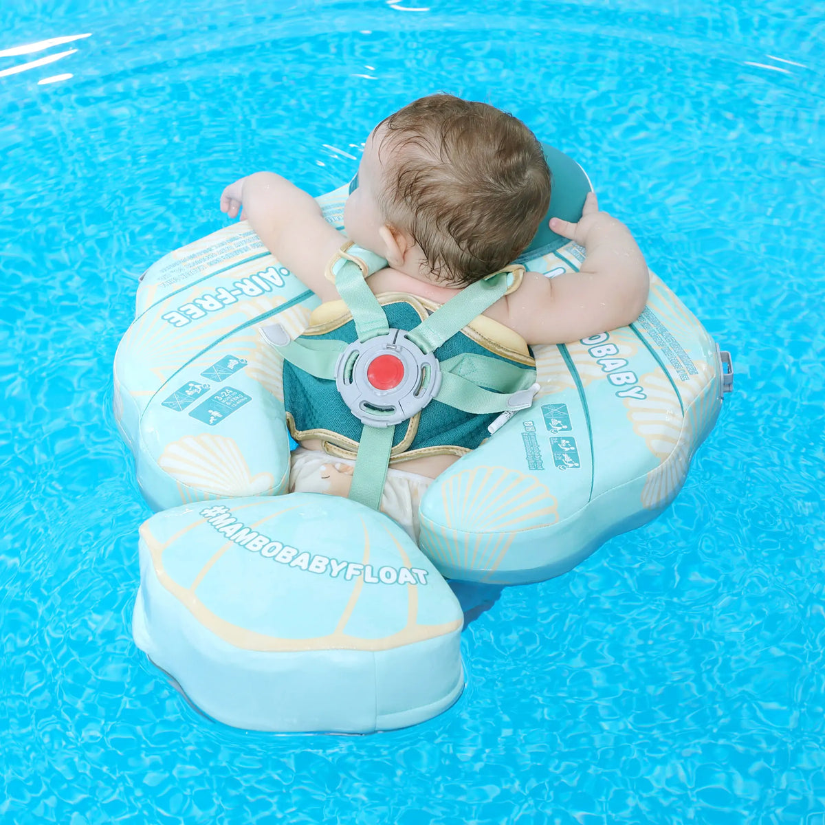 Baby in Mambobaby™ reisfloat met gevoerde basis in het water