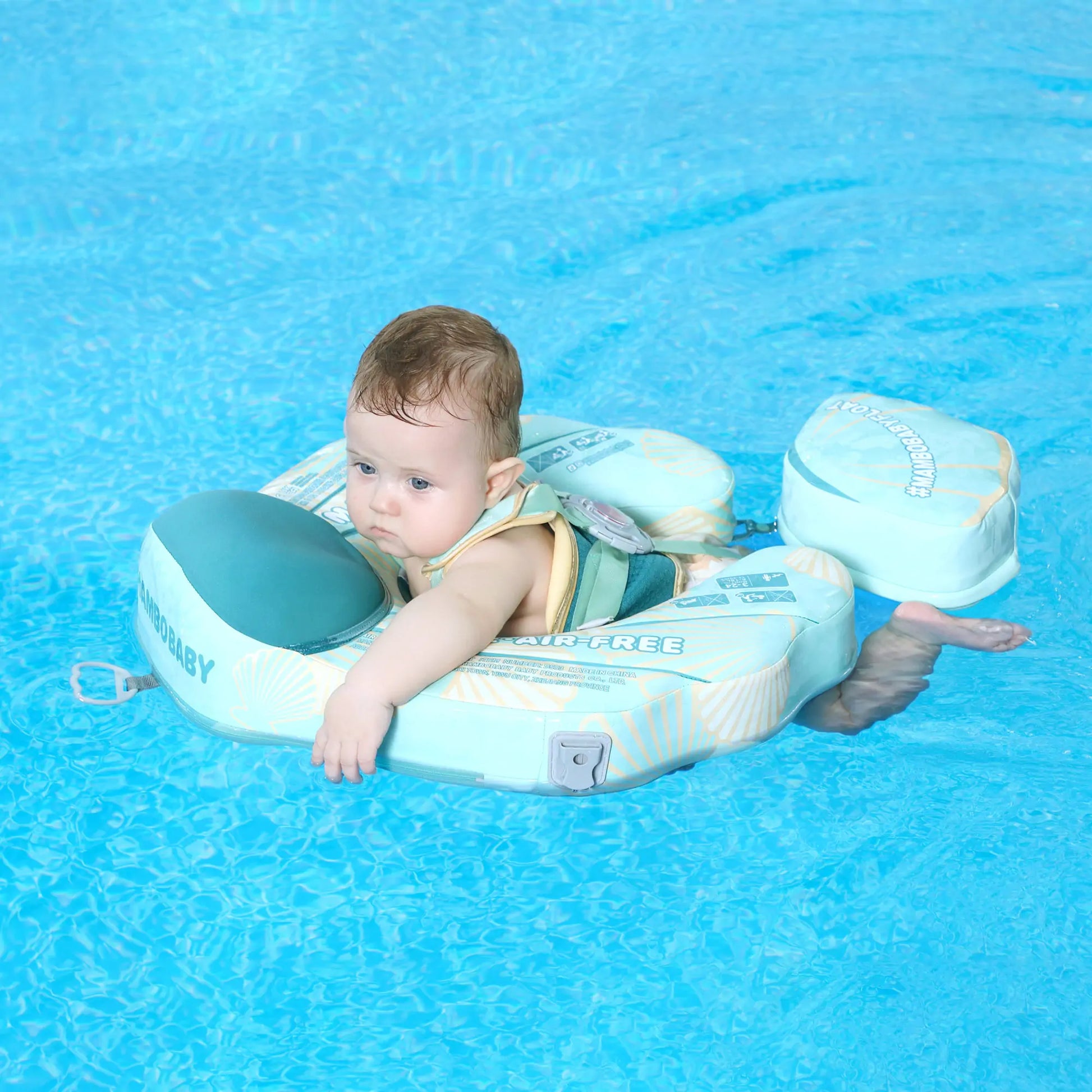 Baby zittend in Mambobaby™ reisfloat met rugsteun en zijfloats