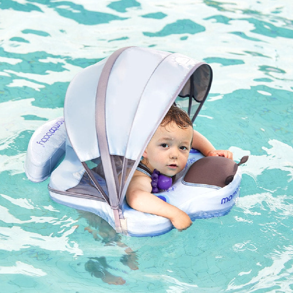 Mambobaby™ Vlinder babyfloat – Niet-opblaasbaar zwemhulpje met witte zonnekap en paarse details, baby zittend erin.
