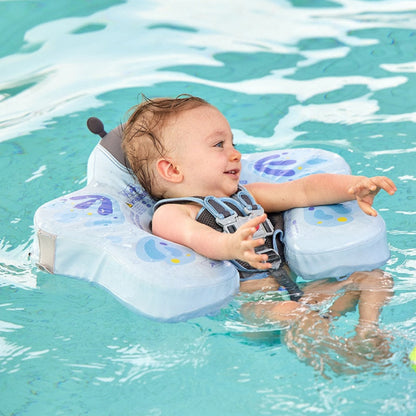 Mambobaby™ Vlinder babyfloat – Lichtblauw niet-opblaasbaar zwemhulpje met zonnekap, baby vastgezet met harnas in het water.