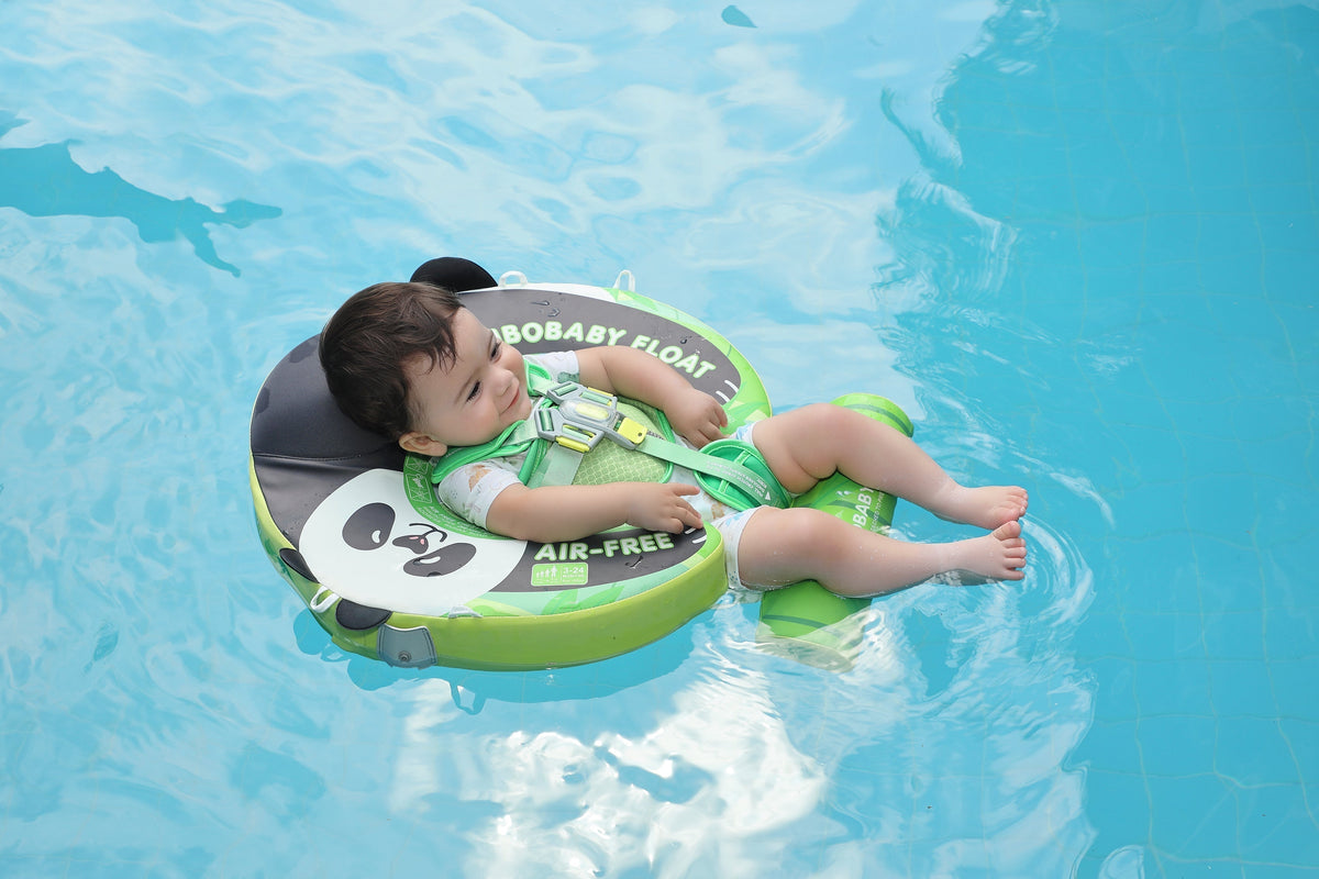 Luchtvrij babyfloat Mambobaby™ Panda – Baby kijkt opzij op de groene luchtvrije zwemhulp met panda