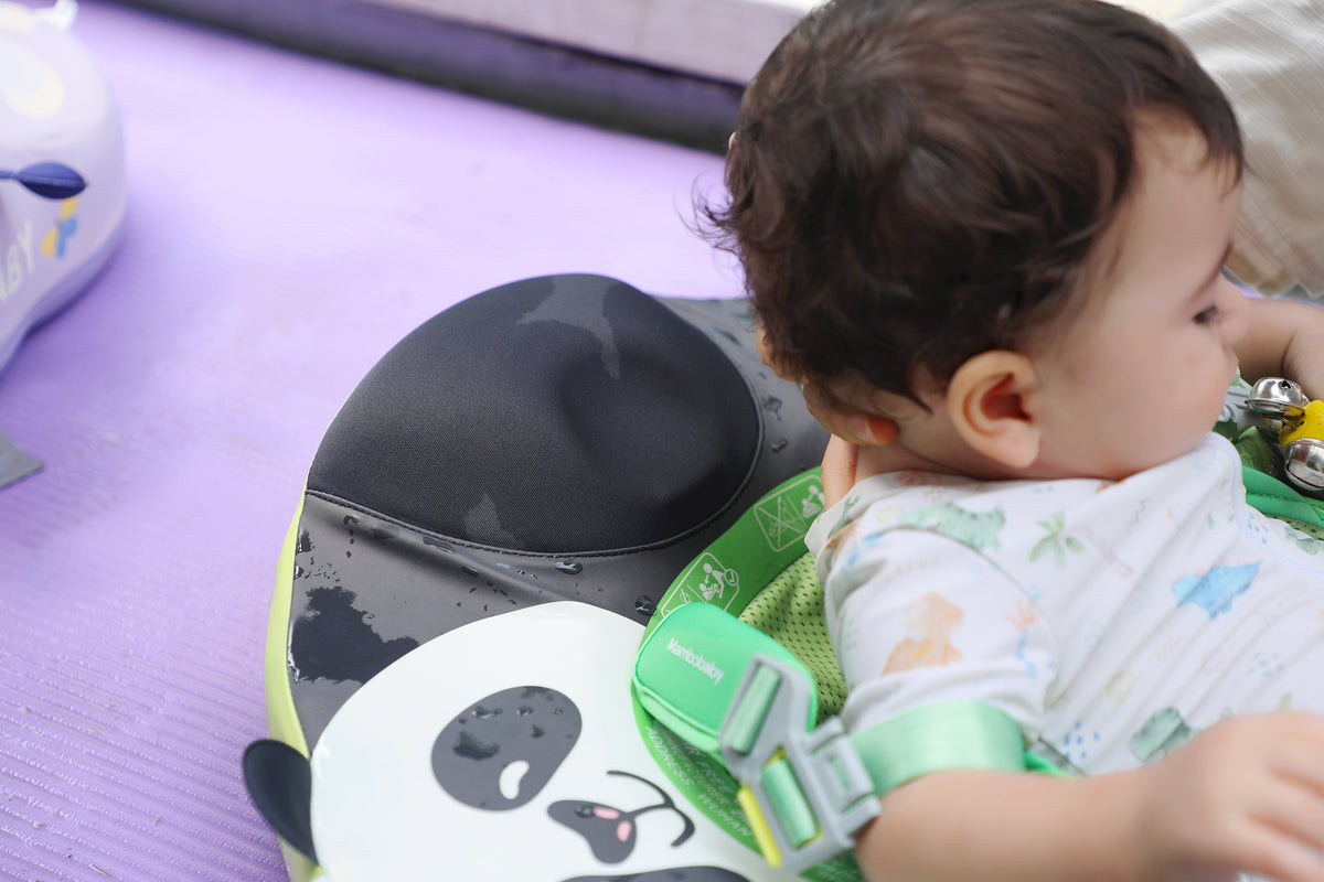 Luchtvrij babyfloat Mambobaby™ Panda – Baby vastgemaakt in de groene luchtvrije zwemhulp met pandamotief