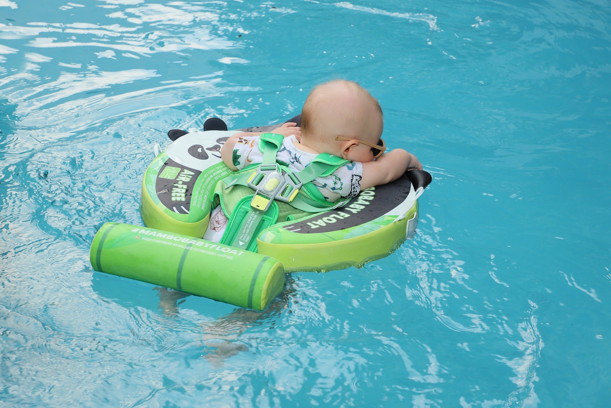 Luchtvrij babyfloat Mambobaby™ Panda – Baby met groene luchtvrije zwemhulp, pandadesign en voorsteun