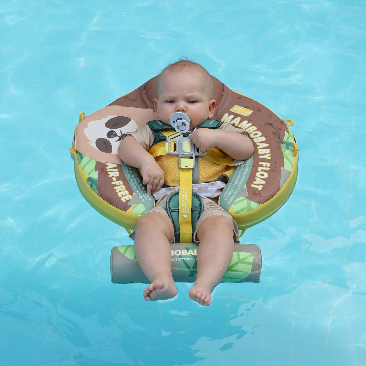 Mambobaby™ Luiaard babyfloat – Niet-opblaasbaar drijfhulpje met geel harnas en luiaardmotief; baby in het water.