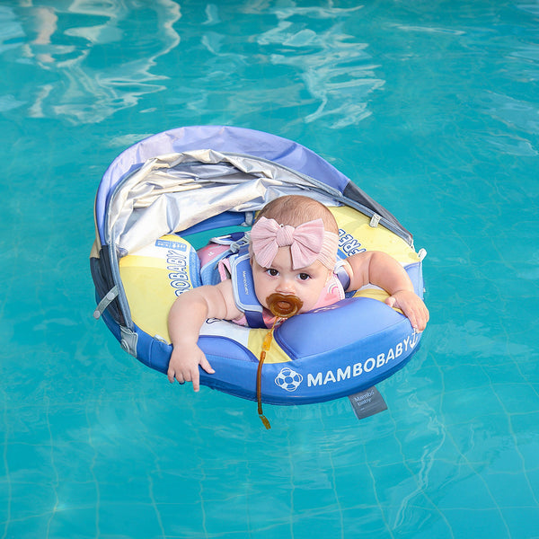 Mambobaby™ zwemhulpje met zonnekap en harnas, blauw en geel, baby in het water