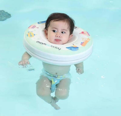 Nekring baby zonder lucht Mambobaby™ Bootjes – Groene nekring zonder lucht met harnas, gedragen door...